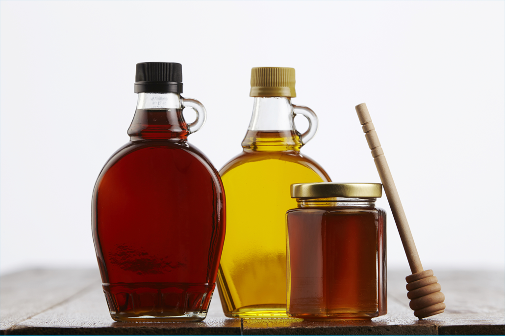 Med, javorový sirup nebo agávový sirup - ilustrační foto